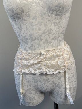 Vintage Vogue Dessous Cream/Ivory Lace Garter Belt M
